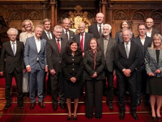 Hamburgs Erster Bürgermeister Dr. Peter Tschentscher mit dem Vorstandsvorsitzenden der Jung-Stiftung, Jochen Spethmann (oben, 3. v. l.), Gremiumsmitgliedern und Jung-Preisträgern