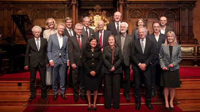 Hamburgs Erster Bürgermeister Dr. Peter Tschentscher mit dem Vorstandsvorsitzenden der Jung-Stiftung, Jochen Spethmann (oben, 3. v. l.), Gremiumsmitgliedern und Jung-Preisträgern