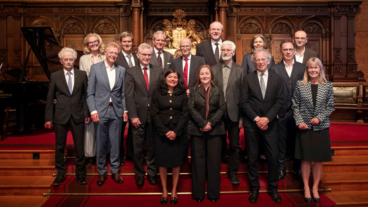 Hamburgs Erster Bürgermeister Dr. Peter Tschentscher mit dem Vorstandsvorsitzenden der Jung-Stiftung, Jochen Spethmann (oben, 3. v. l.), Gremiumsmitgliedern und Jung-Preisträgern