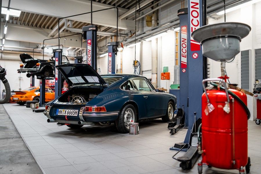 Technik-Liebe: Was Sportwagen und Klassiker im Frühling wirklich brauchen