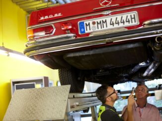 Klassischer Mercedes-Benz auf der Hebebühne