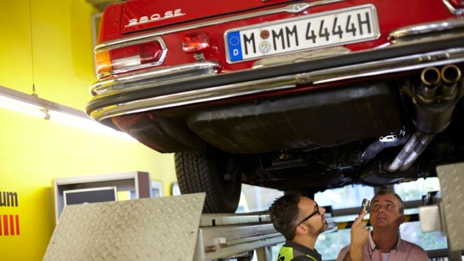 Klassischer Mercedes-Benz auf der Hebebühne
