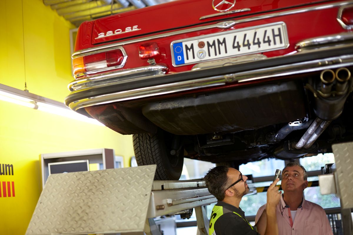 Klassischer Mercedes-Benz auf der Hebebühne