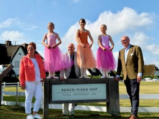 Ballerinen, Jens-Christian Wandt, Gastgeber Anja und Claas-Erik Johannsen vor dem Benen-Diken-Hof