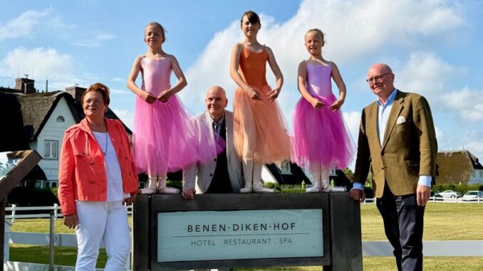 Ballerinen, Jens-Christian Wandt, Gastgeber Anja und Claas-Erik Johannsen vor dem Benen-Diken-Hof