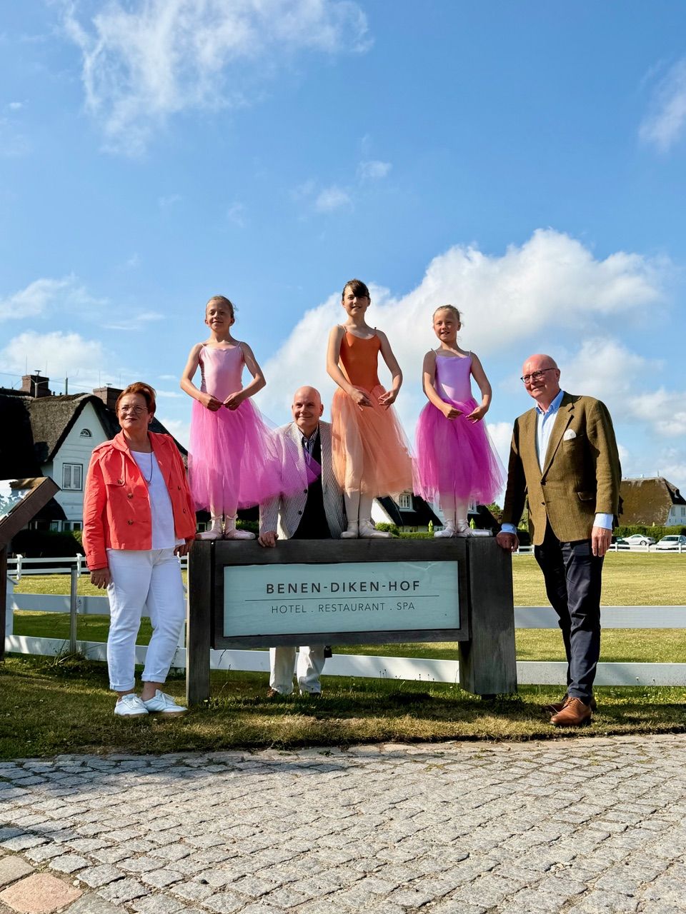 Ballerinen, Jens-Christian Wandt, Gastgeber Anja und Claas-Erik Johannsen vor dem Benen-Diken-Hof