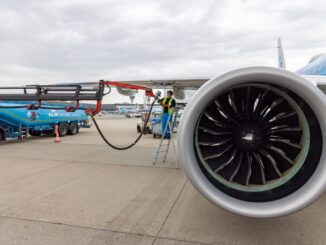 Betankung der KLM-Maschine nach Hamburg am Flughafen Amsterdam mit dem e-SAF Kraftstoff-Blend
