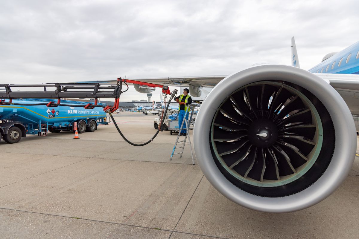 Betankung der KLM-Maschine nach Hamburg am Flughafen Amsterdam mit dem e-SAF Kraftstoff-Blend