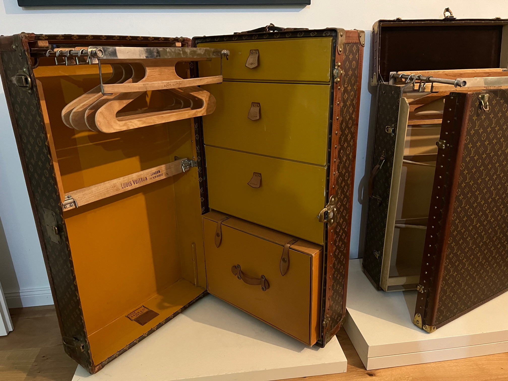 Kleiner Schrankkoffer von Louis Vuitton - auch Malle Armoire genannte - im ikonischen Monogram Design