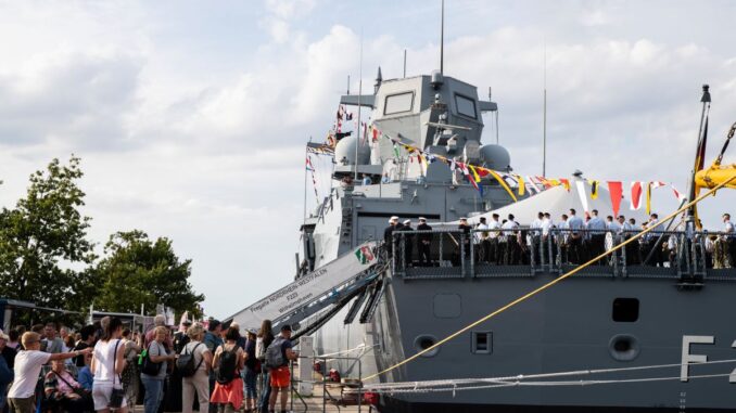 Die Fregatte F Nordrhein-Westfalen liegt im Hafen während der 34. Hanse Sail in Rostock-Warnemünde, am 07.08.2025.