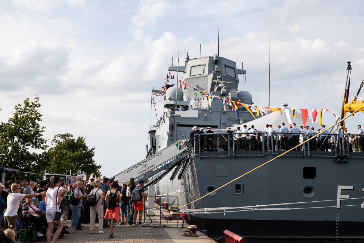 Die Fregatte F Nordrhein-Westfalen liegt im Hafen während der 34. Hanse Sail in Rostock-Warnemünde, am 07.08.2025.