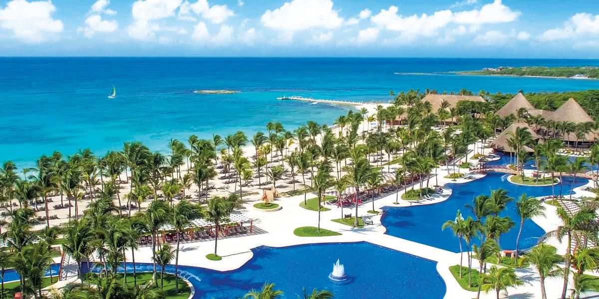 Die Poollandschaft des Hotels Bmayaco