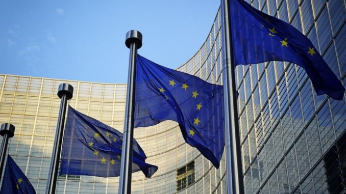 EU-Flaggen vor der Europäischen Kommission