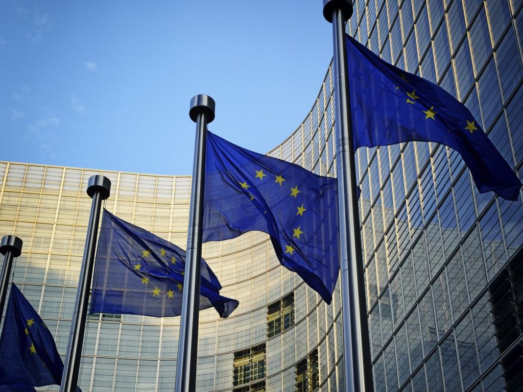 EU-Flaggen vor der Europäischen Kommission