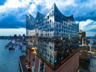 Elbphilharmonie Hamburg aus der Luft am Abend