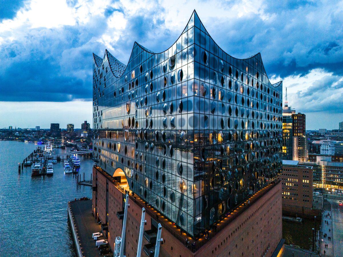 Elbphilharmonie Hamburg aus der Luft am Abend