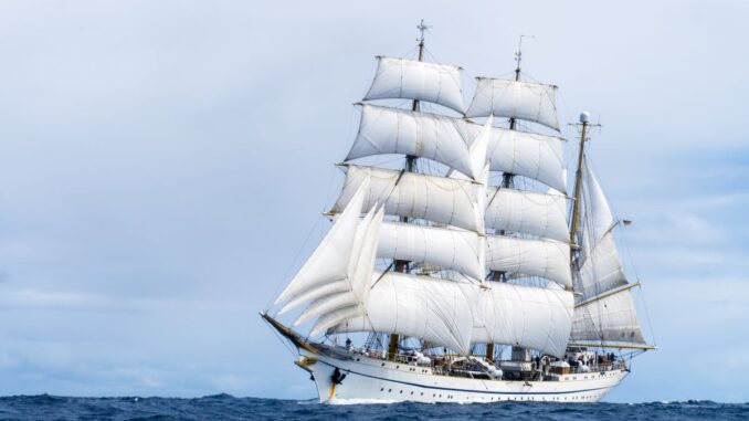 Gorch Fock auf dem ersten Turn von Portimao nach Gran Canaria