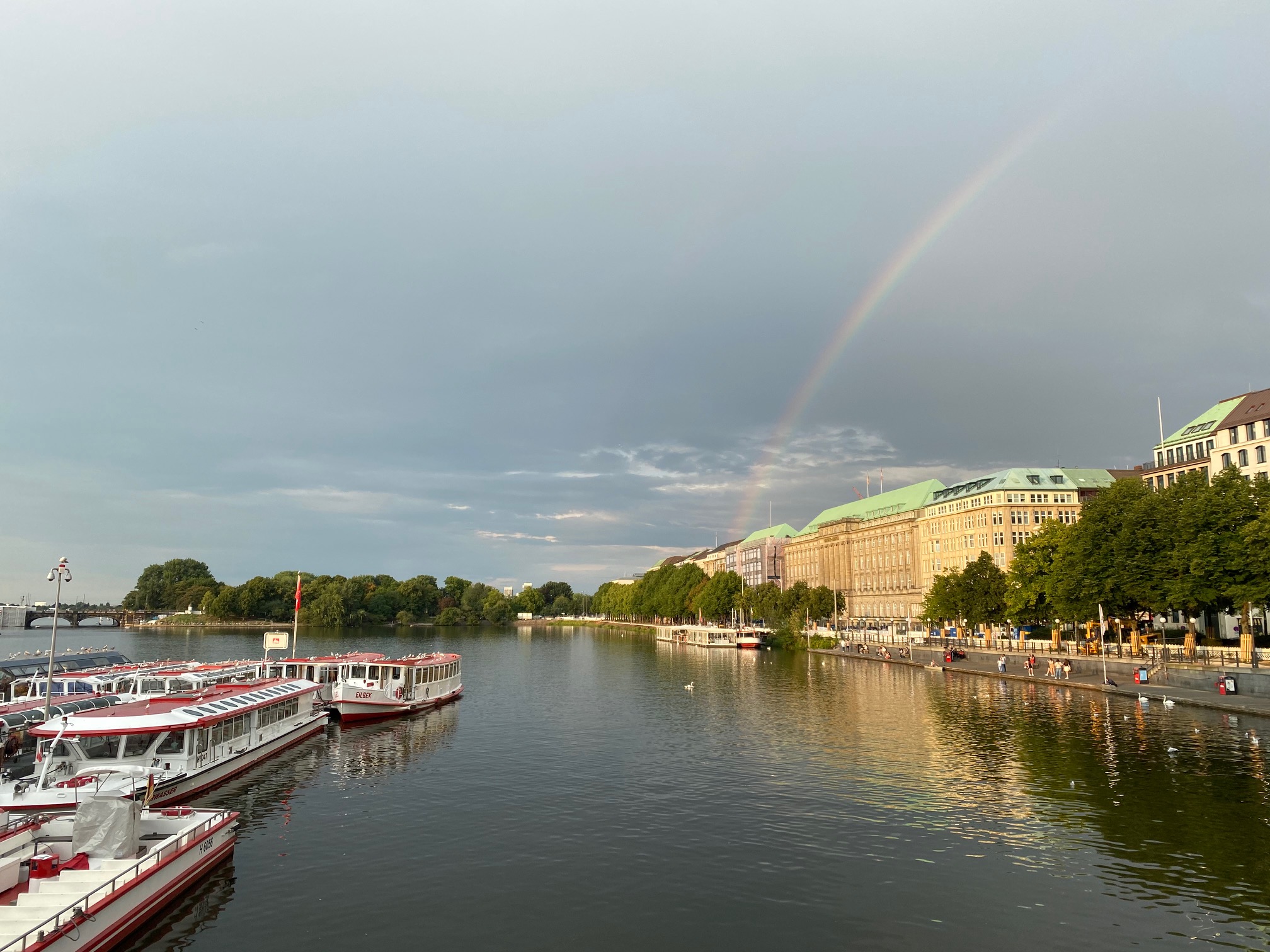 An der Alster oder beim Shoppen 