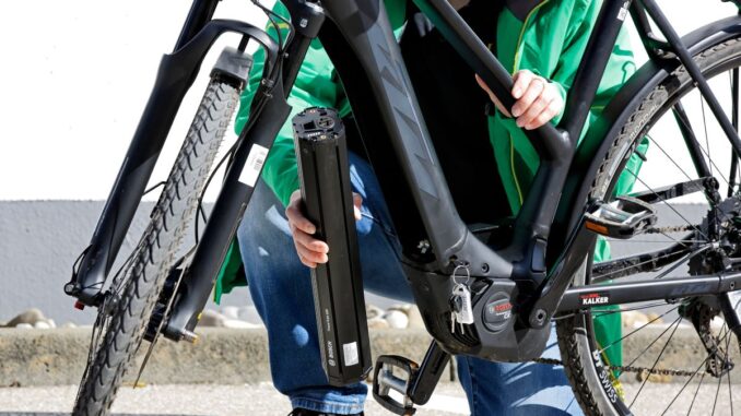 Akkus von E-Bikes sollten ab dem Herbst kältegeschützt im Haus gelagert werden