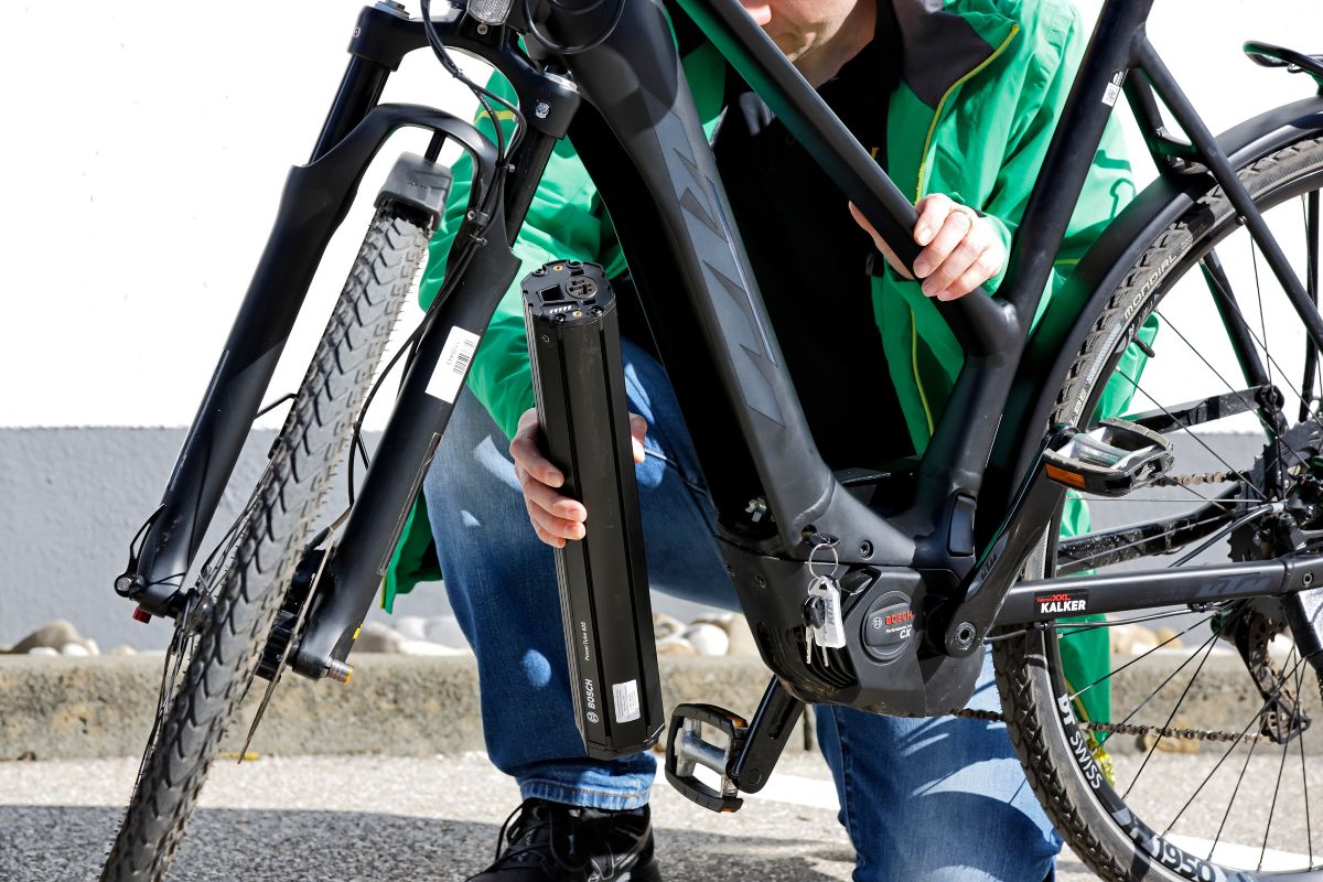 Akkus von E-Bikes sollten ab dem Herbst kältegeschützt im Haus gelagert werden