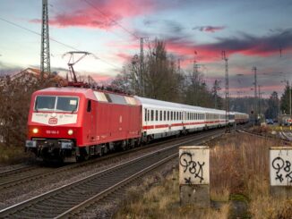 Eine historische E-Lok der Baureihe 120 zieht den Sonderzug