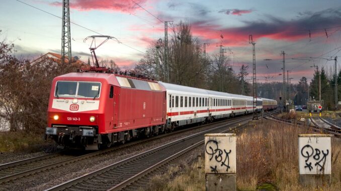 Eine historische E-Lok der Baureihe 120 zieht den Sonderzug
