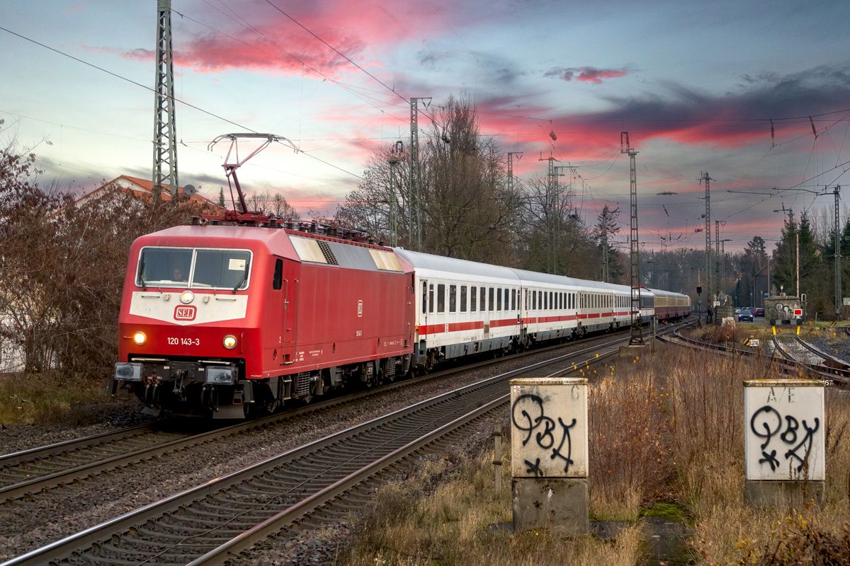 Eine historische E-Lok der Baureihe 120 zieht den Sonderzug