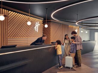 Familie beim Einchecken im Holiday Inn by IHG