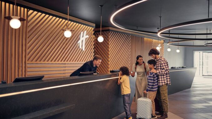 Familie beim Einchecken im Holiday Inn by IHG