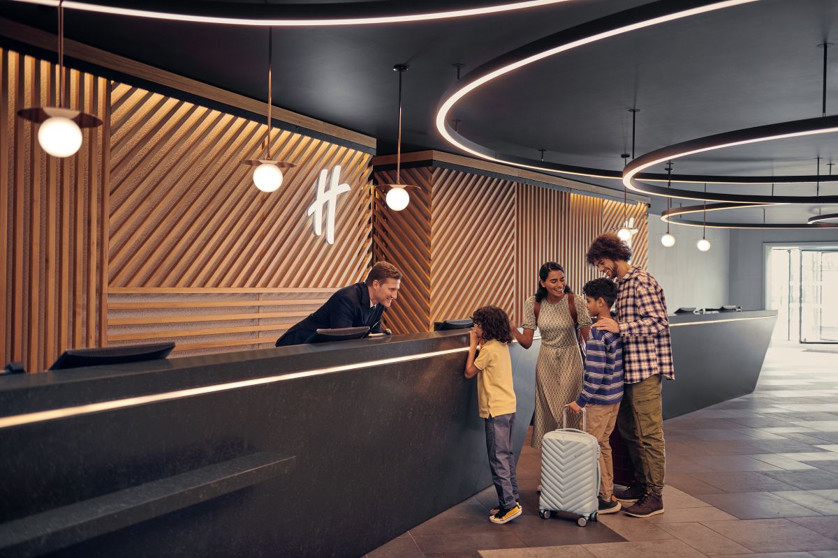 Familie beim Einchecken im Holiday Inn by IHG