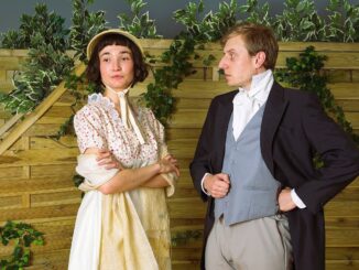 Mr. Knightley (Josh Stevenson-Hoare) widerstreben Emmas (Helen Khorrami, l.) Bemühungen der Heiratsvermittlung
