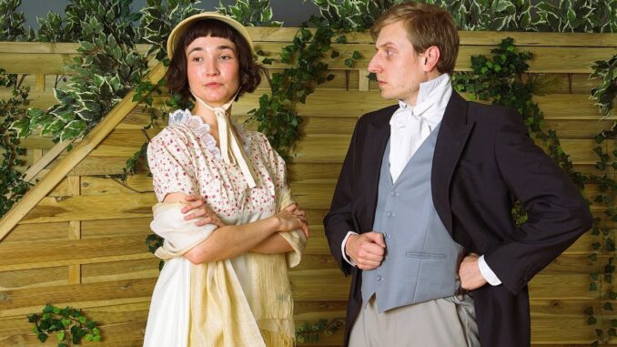 Mr. Knightley (Josh Stevenson-Hoare) widerstreben Emmas (Helen Khorrami, l.) Bemühungen der Heiratsvermittlung