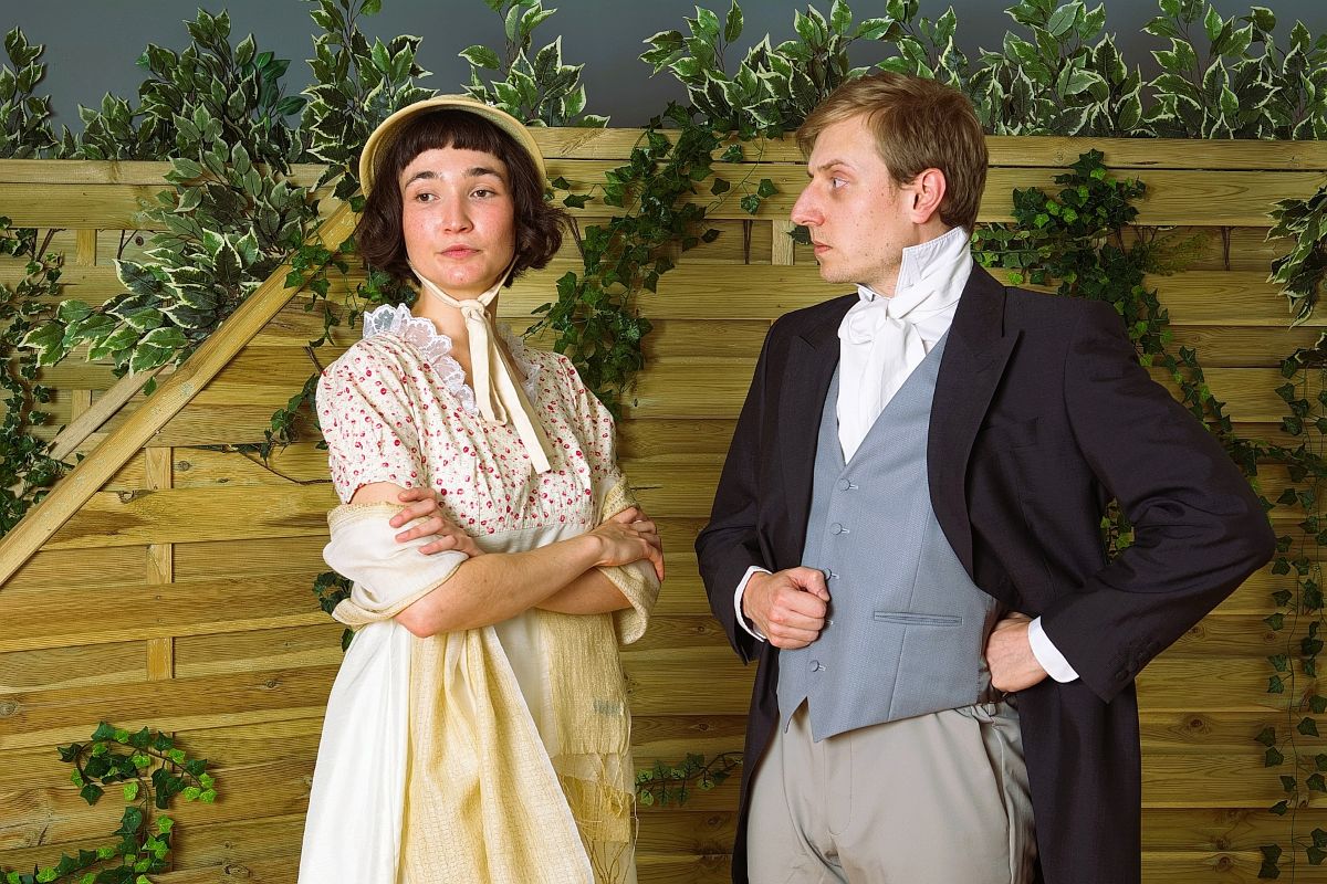 Mr. Knightley (Josh Stevenson-Hoare) widerstreben Emmas (Helen Khorrami, l.) Bemühungen der Heiratsvermittlung