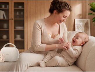 Mutter und ihr zufriedenes Baby im Glück