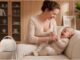 Mutter und ihr zufriedenes Baby im Glück