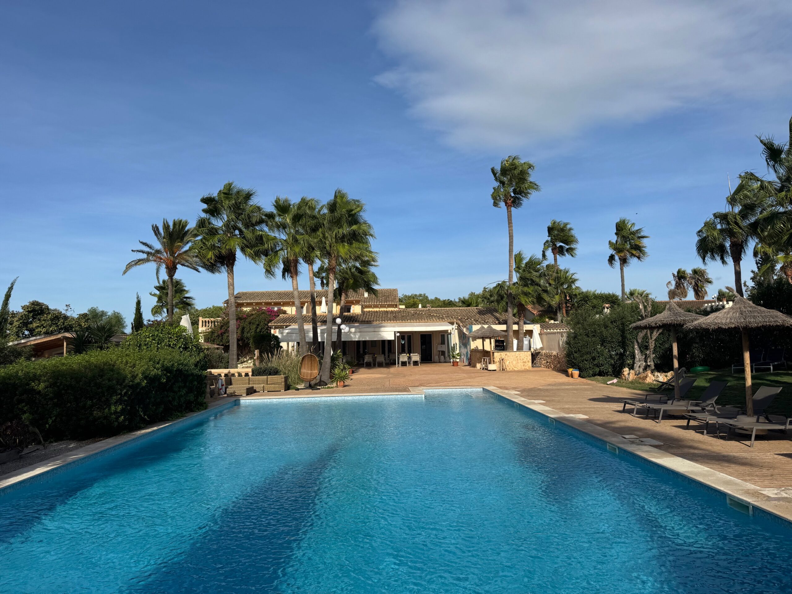 Ein traumhaft schönes großes Areal mit super Pool und diversen Rückzugsmöglichkeiten